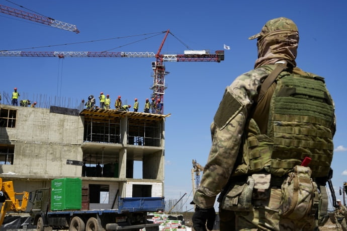 РФ вербує мігрантів для відбудови окупованих територій, але обманює та змушує йти воювати – Bloomberg