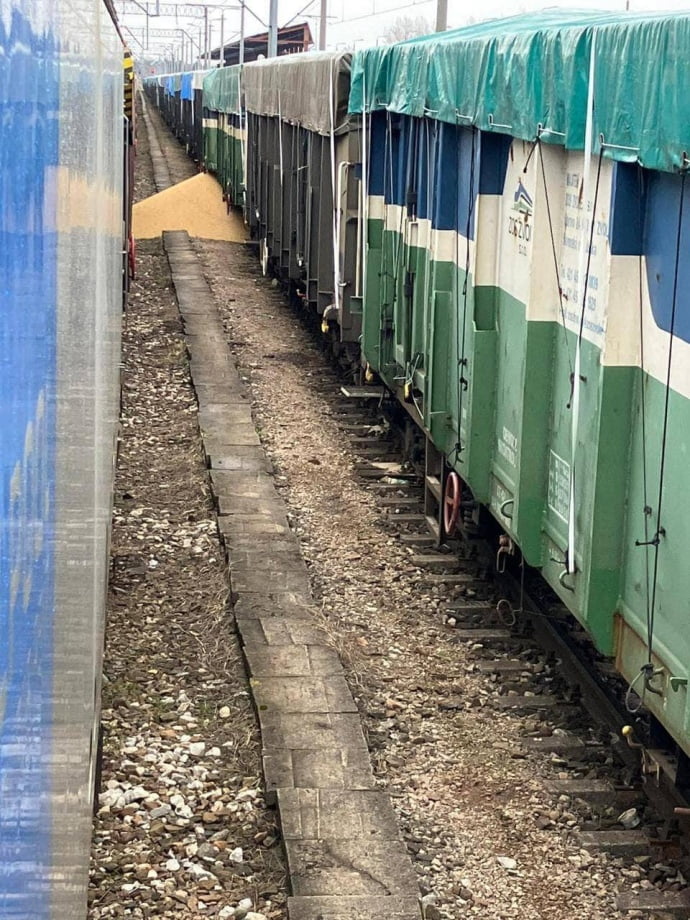 У Польщі втретє розсипали українську агропродукцію У Польщі втретє розсипали українську агропродукцію