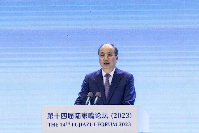 В Китаї на фоні кризи різко звільнили керівника головного регулятора з цінних паперів