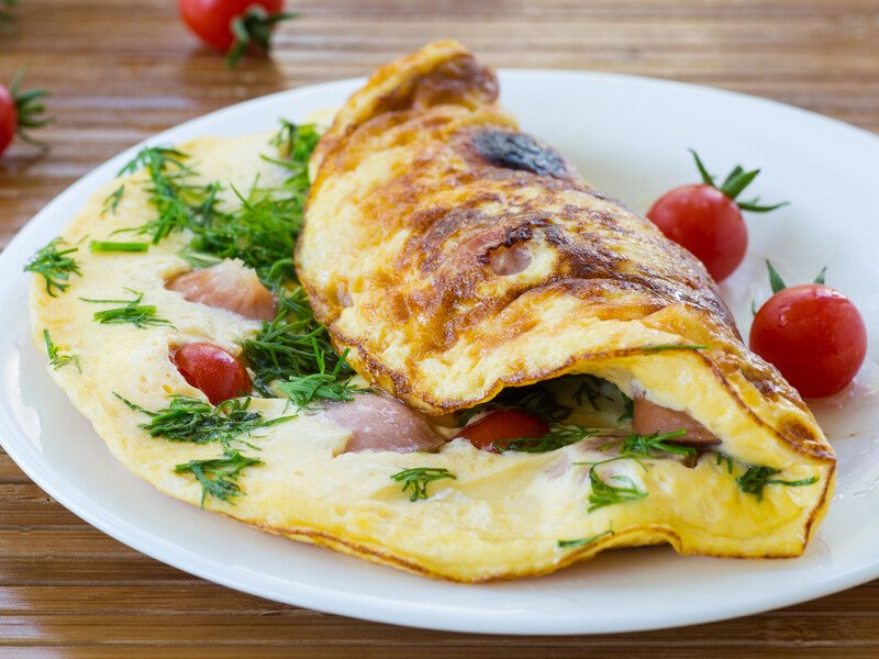 Додайте до яєць дрібку цього продукту – і омлет буде пишний. Перевірений кулінарний лайфхак від Клопотенка