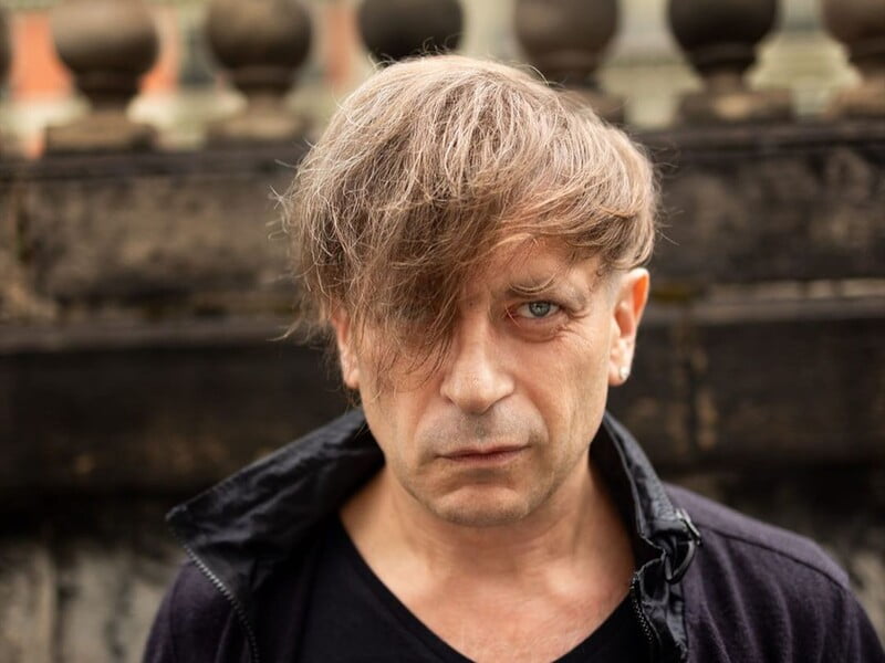 Туалет за перегородкою та підстилки вздовж стін. Льова з "Би-2" показав, у яких умовах провів разом із колегами тиждень у таїландській в'язниці