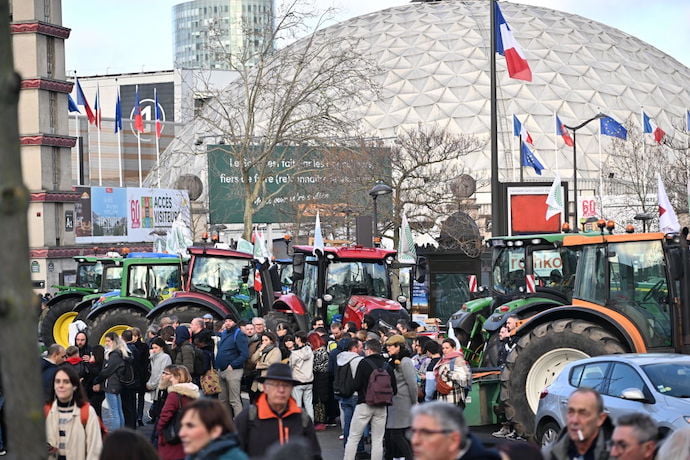Французькі фермери-протестувальники штурмували ярмарок в Парижі