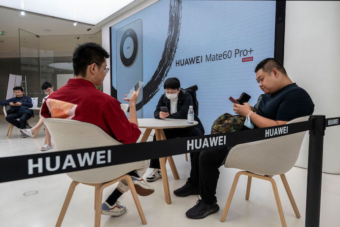 Huawei робить ставку на виробництво чіпів AI, зменшуючи виробництво смартфонів - Reuters