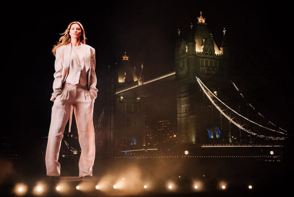 Boss показали у Лондоні 10-метрові голограми Жизель Бюндхен і Лі Мін Хо: як це було