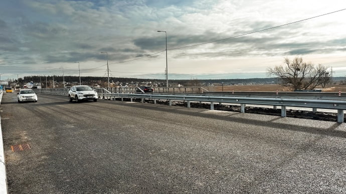 Під Києвом повністю відкрили рух відбудованим мостом через річку Ірпінь