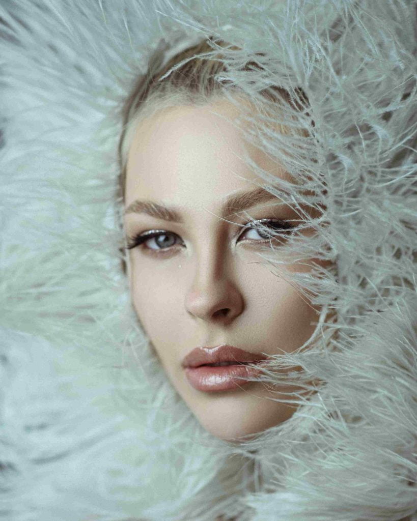 Співачка MUDRA презентує новий сингл «Зимно», який присвячує українським парам