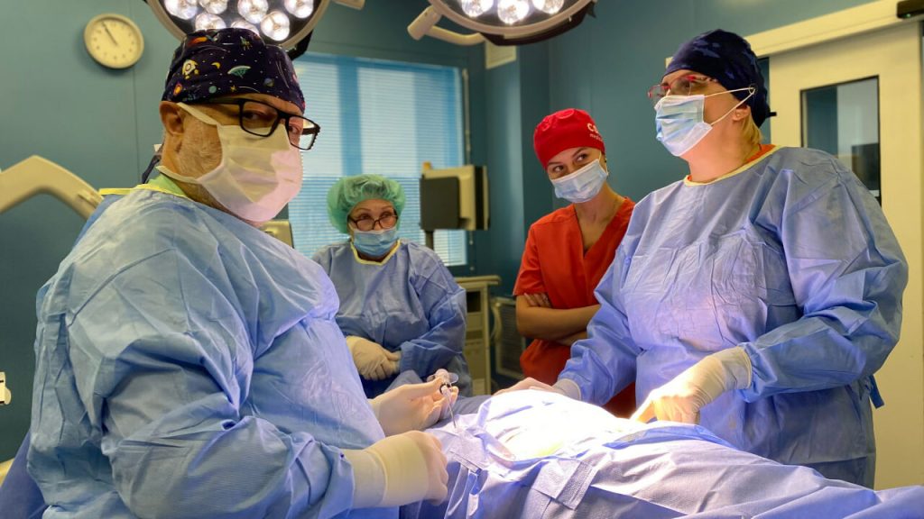 Майже відрізало руку: у Львові медики врятували чоловіка, який травмувався болгаркою Майже відрізало руку: у Львові медики врятували чоловіка, який травмувався болгаркою