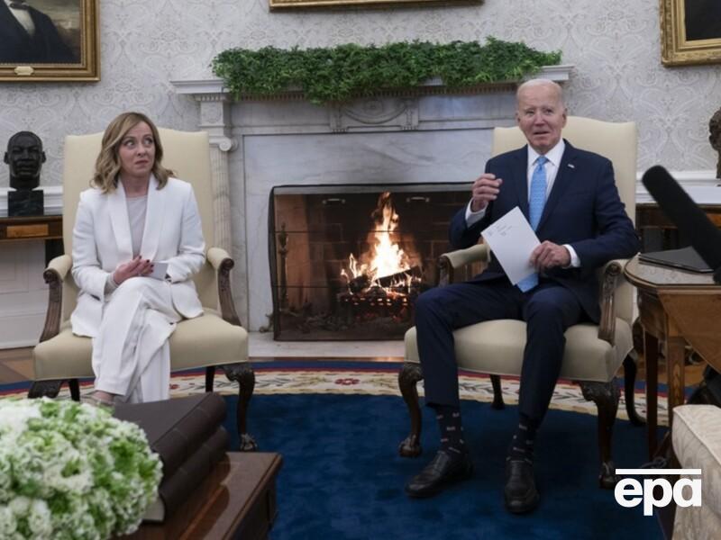 Обіймався, цілував у маківку і позував, узявшись за руки. Найяскравіші фото із зустрічі Байдена з Мелоні