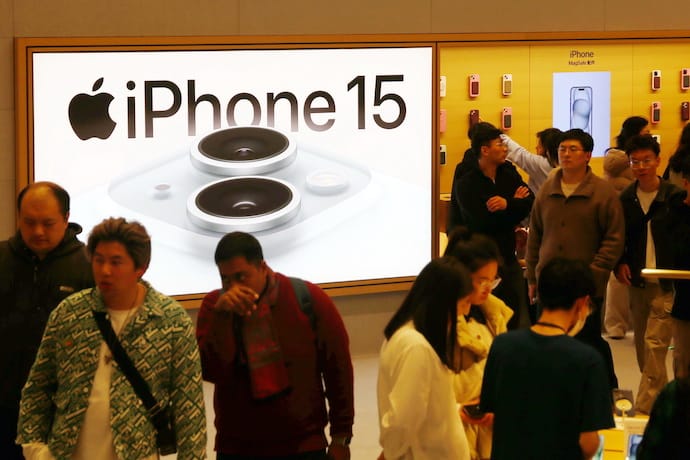 Постачання iPhone до Китаю в лютому впало на 33%