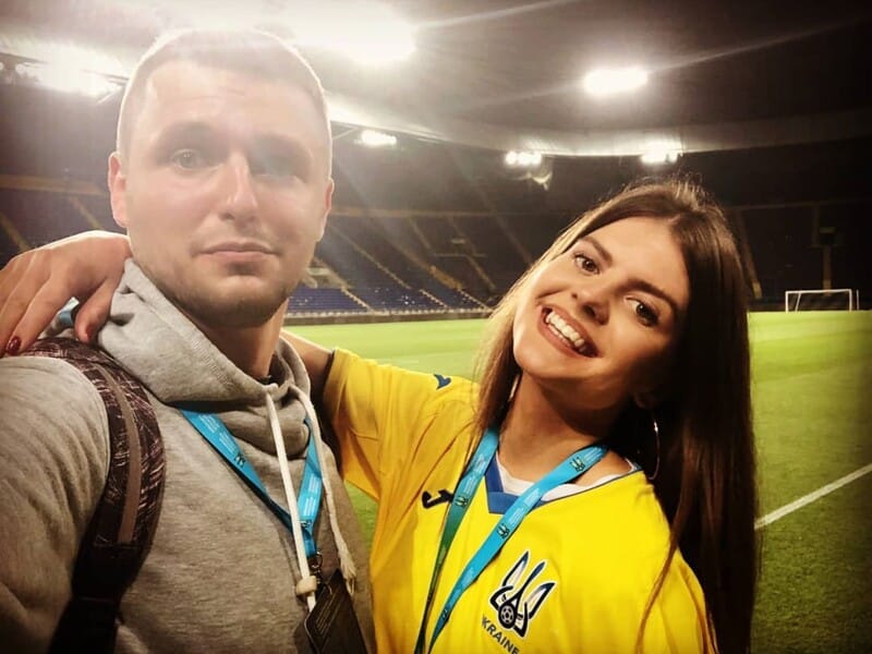 Український коментатор перед трансляцією футбольного матчу "Україна – Ісландія" освідчився журналістці. Відео стало вірусним у мережі