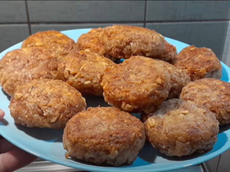 Змішайте лише ці інгредієнти – і пісні котлети вийдуть смачними й ситними. Рецепт без м'яса і яєць