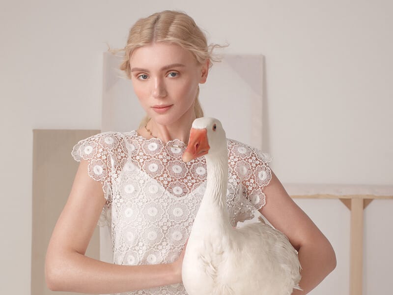 Андре Тан випустив нову колекцію у стилі вишуканого мінімалізму. Участь у презентації одягу взяв гусак. Фото