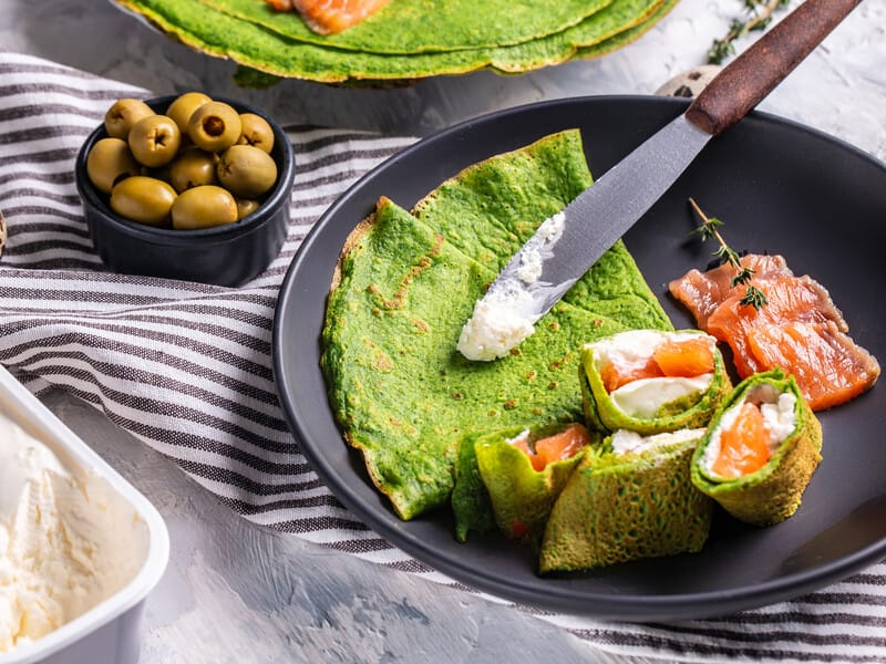 Шпинатні млинці з крем-сиром і лососем. Рецепт від Глінської