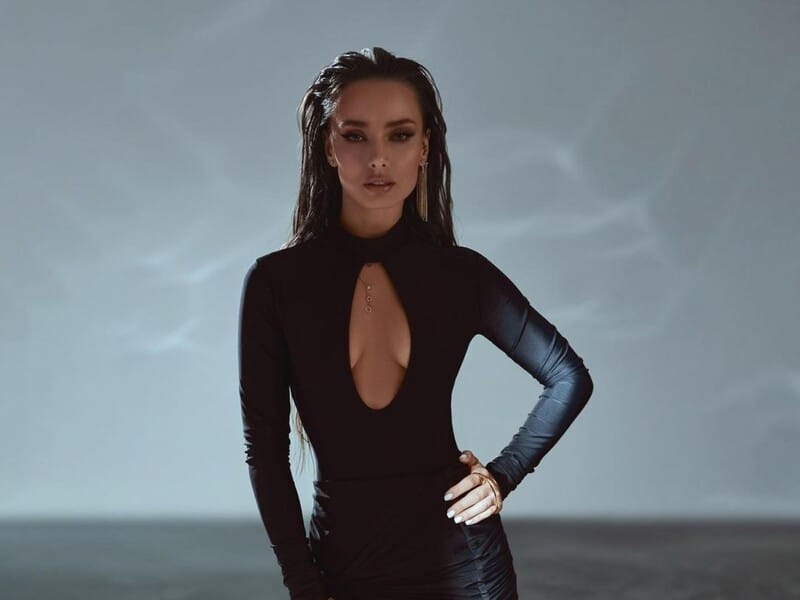 "Наше покоління з роками тільки гарнішає". Мішина показала, який вигляд мала 12 років тому, коли під час вагітності "наїла 30 кг"