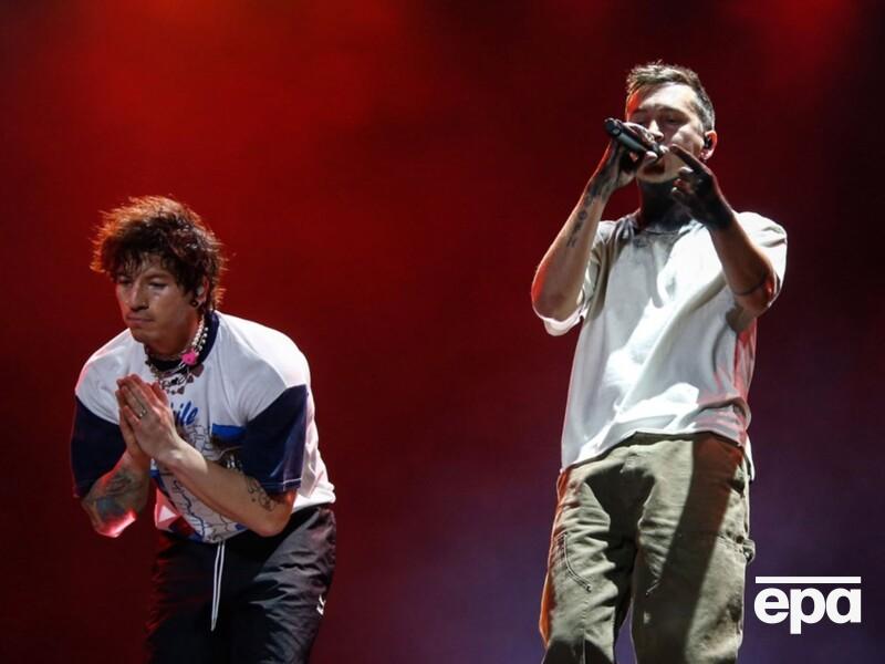 "Символ, що освітлює шлях до свободи". Учасник Twenty One Pilots знявся у кліпі в бандані з написом українською мовою "Факелоносець". Відео