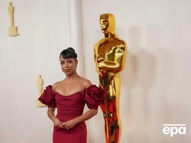 "Каблуки виявилися її невдачею". Акторка Ліза Коші впала, позуючи на червоній доріжці церемонії вручення премії "Оскар". Відео