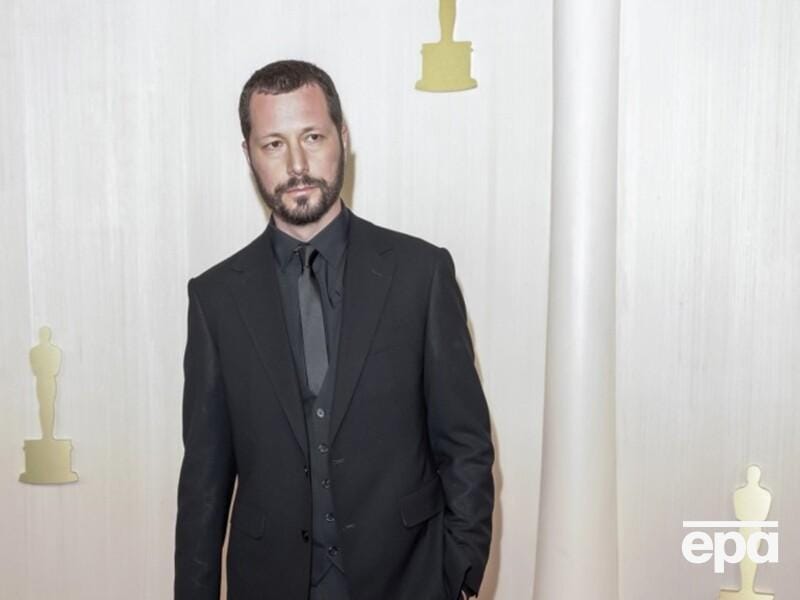 Мстислав Чернов – режисер українського фільму "20 днів у Маріуполі", який номінований на "Оскар", прибув на червону доріжку премії. Фото