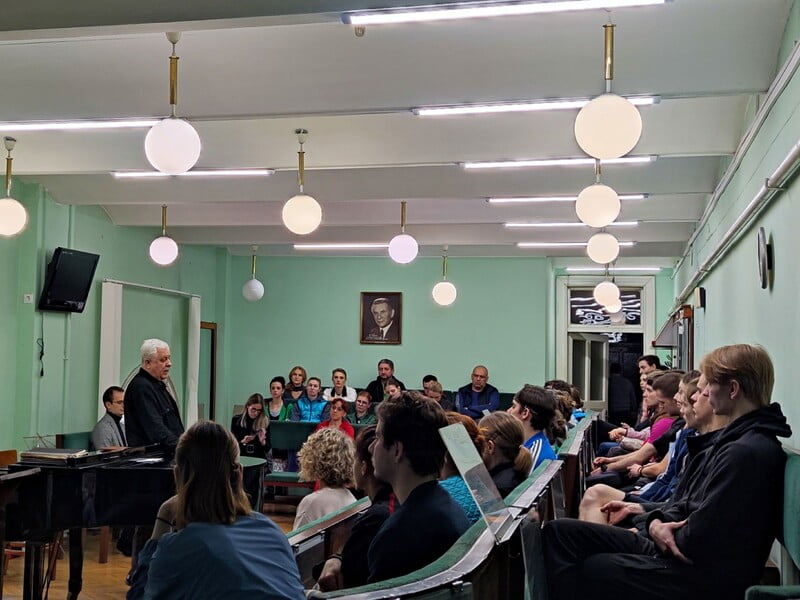 Львівська опера заявила, що одна з артистів, які після гастролей залишилися за кордоном, уже повернулася в театр. Мотиви інших вивчають Львівська опера заявила, що одна з артистів, які після гастролей залишилися за кордоном, уже повернулася в театр. Мотиви інших вивчають