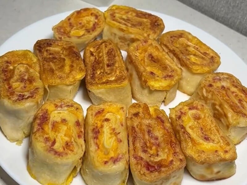 Викладіть це на лаваш – і вийде несподівано смачно. Простий і швидкий рецепт рулетиків для перекусу