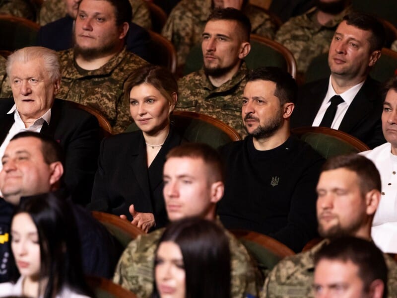 Тримав за руку і допоміг зайняти своє місце. Зеленський з'явився на публіці разом із дружиною. Фото, відео