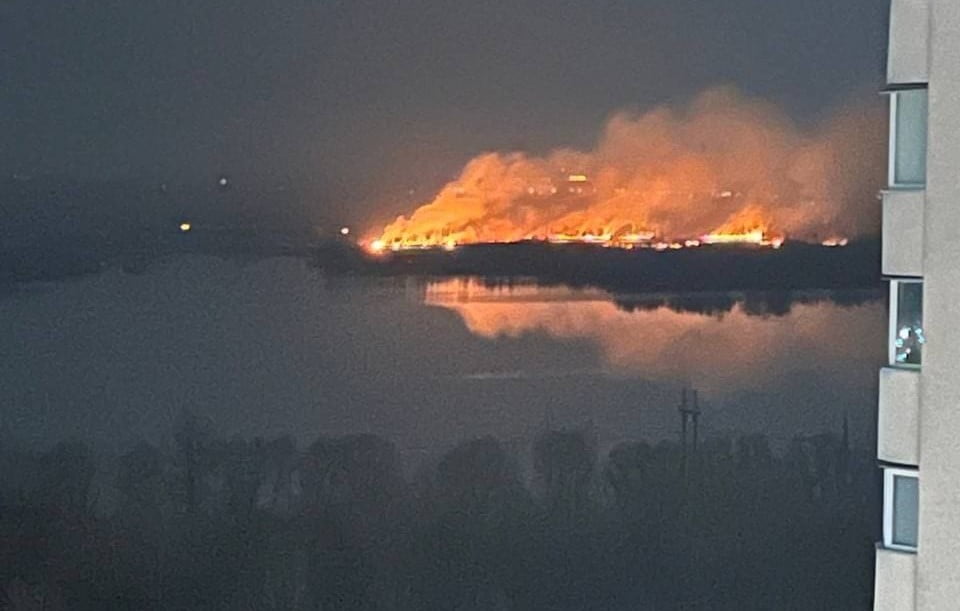 Розслідування пожежі на Осокорках: активісти звинувачують "Столицю груп", забудовник відхрещується