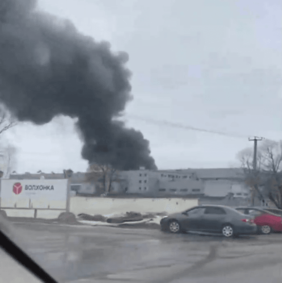 У РФ спалахнув ангар поблизу аеропорту: влада повідомила про збиття БПЛА