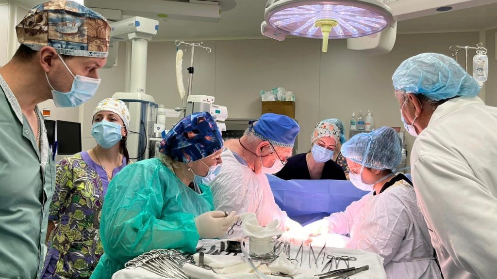 Індієць тривалий час ковтав монети і магніти: хірурги ледь врятували чоловіка, видаливши 78 предметів