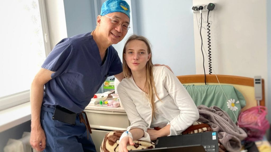 Розірвалася товста кишка, шанси були мінімальні: у Львові врятували батька десятьох дітей