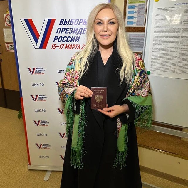 Зрадниця Таїсія Повалій показалася з паспортом РФ на виборах у Москві Зрадниця Таїсія Повалій показалася з паспортом РФ на виборах у Москві