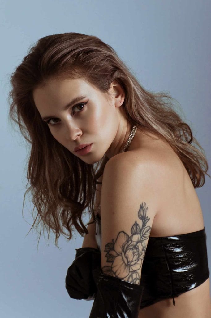 «Знають всі у світі, дівчата найгарніші мають хештег MADE IN UA», - такими рядками співачка Vizhytsa презентує нову пісню