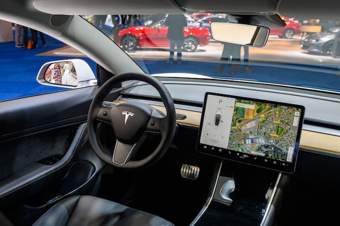 Tesla на понад 30% знизила ціну повного автопілота у своїх авто