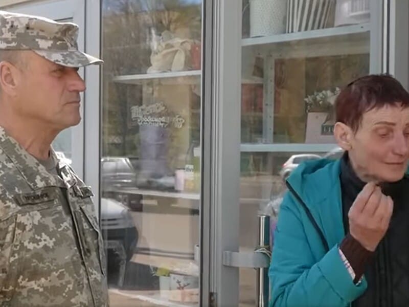 Військовий із Житомира попросив вибачення в продавчині, яку вдарив трояндами по обличчю. Він пояснив, чому не стримався