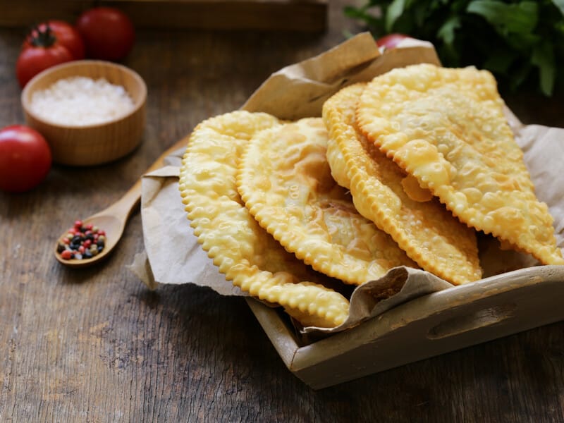 Додайте це у фарш – і чебурек буде таким соковитим, що "коли кусаєш – тече по ліктях". Лайфхаки й секрети ідеальних чебуреків