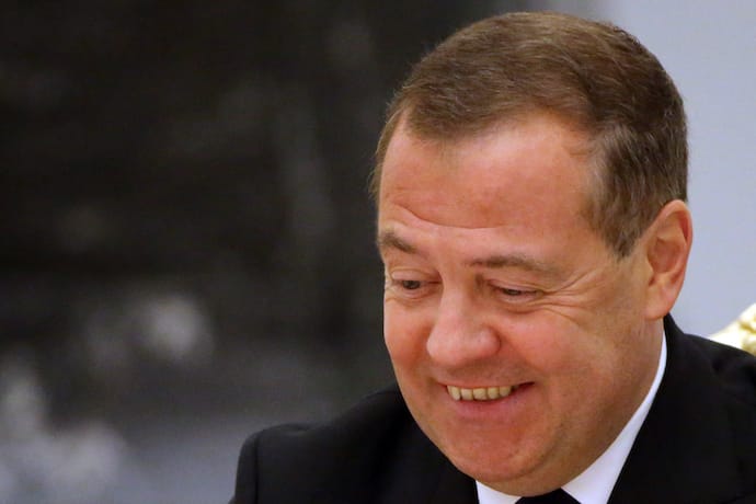 Медведєв погрожує вилучати майно громадян США у відповідь на конфіскацію активів РФ