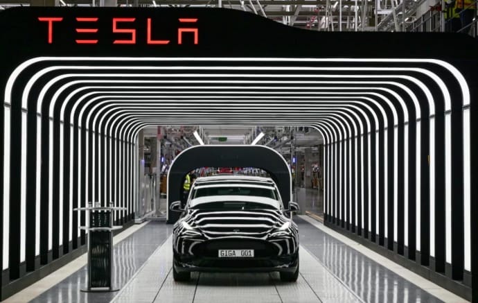 Tesla відмовиться від плану випустити недорогий електромобіль на тлі конкуренції з китайцями – ЗМІ