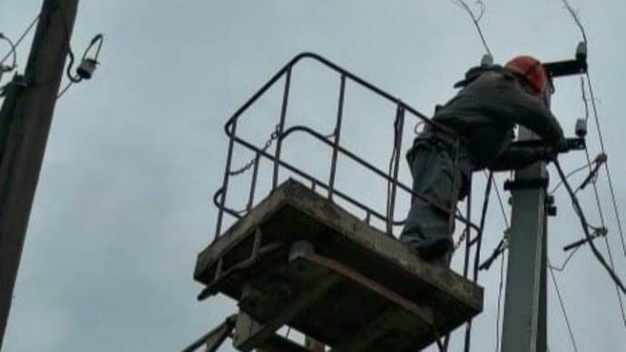 У селі на Миколаївщині внаслідок обстрілу пошкоджені приватні будинки та ЛЕП У селі на Миколаївщині внаслідок обстрілу пошкоджені приватні будинки та ЛЕП