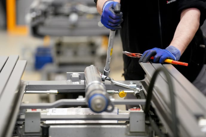 Німецька економіка демонструє зростання, але промисловість все ще в кризі