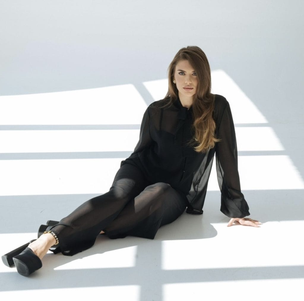 Співачка LADA презентувала нову пісню “Сумую”: спогади про безтурботне життя