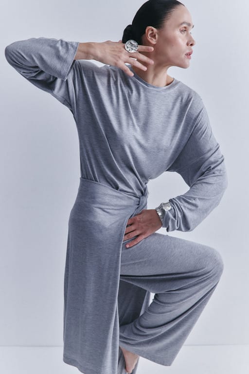 Шовковиста віскоза, ахроматичні кольори та вишукані силуети: мінімалізм для комфортної краси від CHER’17 Шовковиста віскоза, ахроматичні кольори та вишукані силуети: мінімалізм для комфортної краси від CHER’17