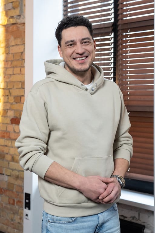 Small Talk: Євген Синельников, режисер та співавтор тревел-шоу «Як звучить світ. Україна» Small Talk: Євген Синельников, режисер та співавтор тревел-шоу «Як звучить світ. Україна»