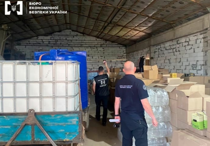 БЕБ викрило на Волині підпільний завод: розливав "елітний" алкоголь 50 світових марок