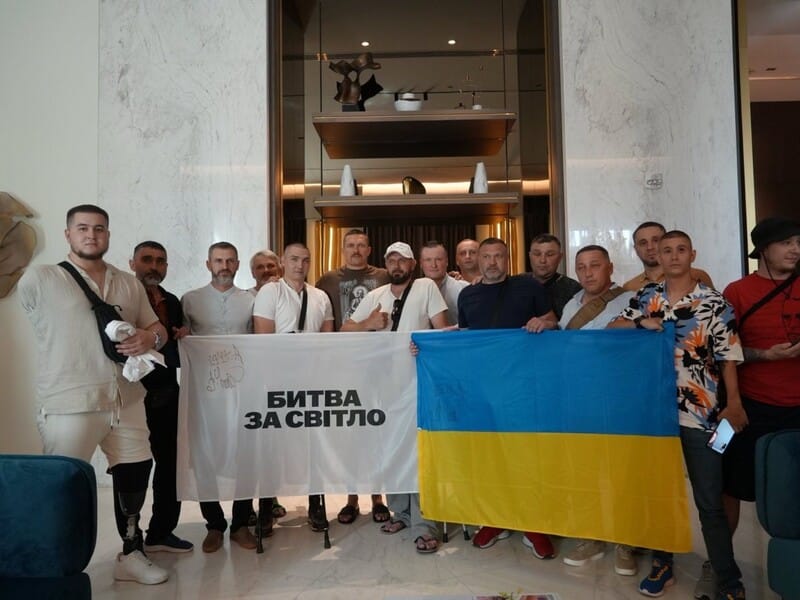 "Це наша спільна "Битва за світло". Усик перед боєм із Ф'юрі зустрівся у столиці Саудівської Аравії з українськими ветеранами. Відео