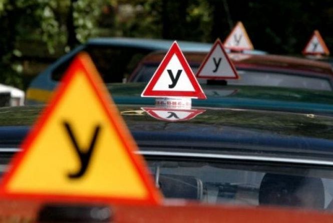 Заміна "У" на "Н": Україна з 4 травня переходить на нове маркування транспорту автошкіл Заміна "У" на "Н": Україна з 4 травня переходить на нове маркування транспорту автошкіл