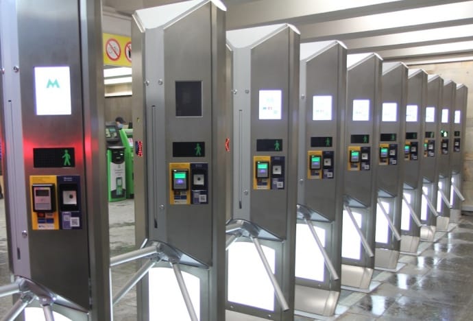 У Київському метро з технічних причин не працювала оплата банківською карткою У Київському метро з технічних причин не працювала оплата банківською карткою