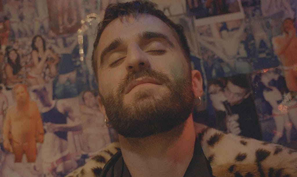 Український співак ANDRUX у новій пісні “Качелі” розповів історію про токсичні стосунки