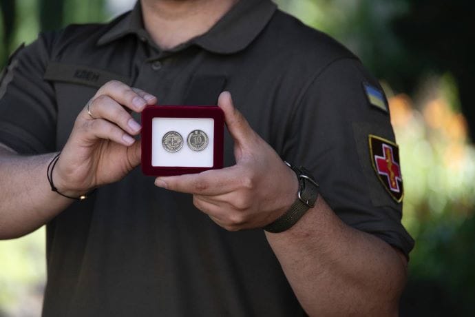 НБУ ввів в обіг нову 10-гривневу монету, яка присвячена військовим медикам 