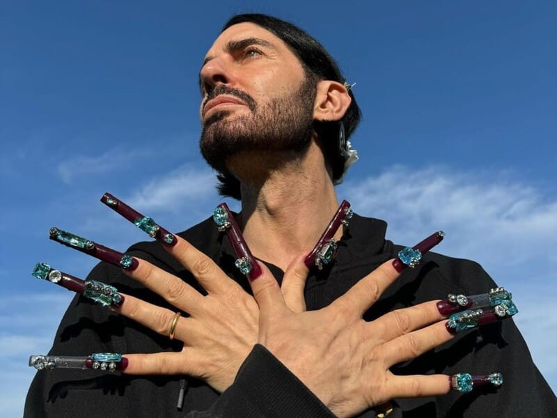 Джейкобс похвалився дуже довгим манікюром і показав "допитливим", як обладнано його туалет, щоб він тепер міг комфортно відвідувати його. Відео