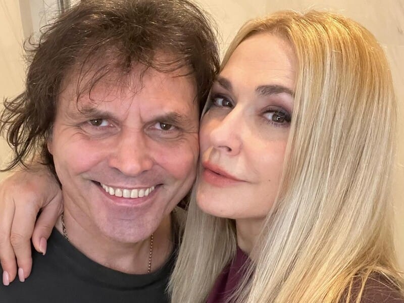 "Світла немає – викручуємося, як можемо". Сумська показала, як її чоловік готує на балконі на переносній газовій плиті