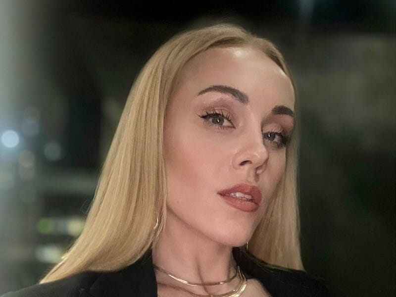 Alyosha знялася в червоних колготках і боді. Відео