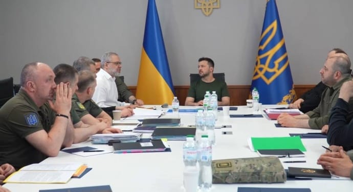 Зеленський на Ставці доручив спростити умови для встановлення сонячних панелей і акумуляторів Зеленський на Ставці доручив спростити умови для встановлення сонячних панелей і акумуляторів